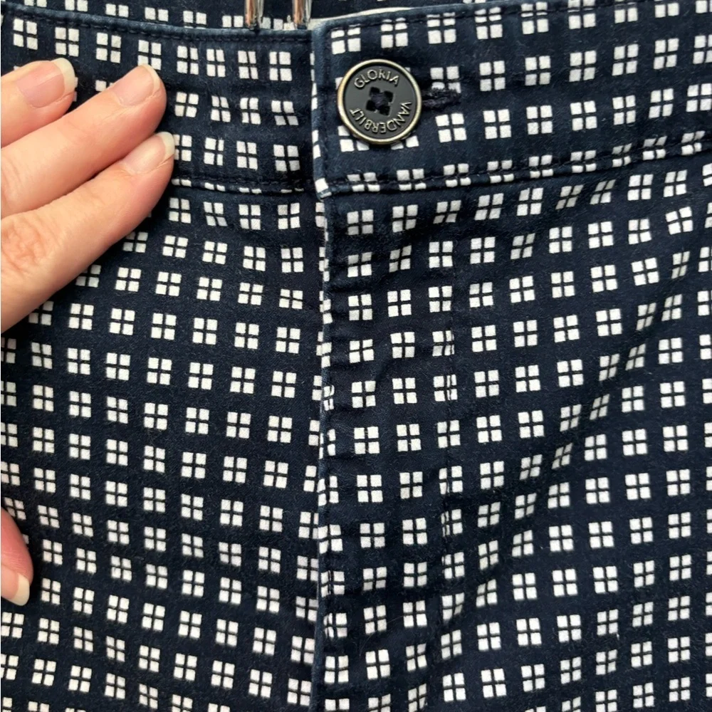 Gloria Vanderbilt khaki unlimited navy/white checkered Capri. Size 14.